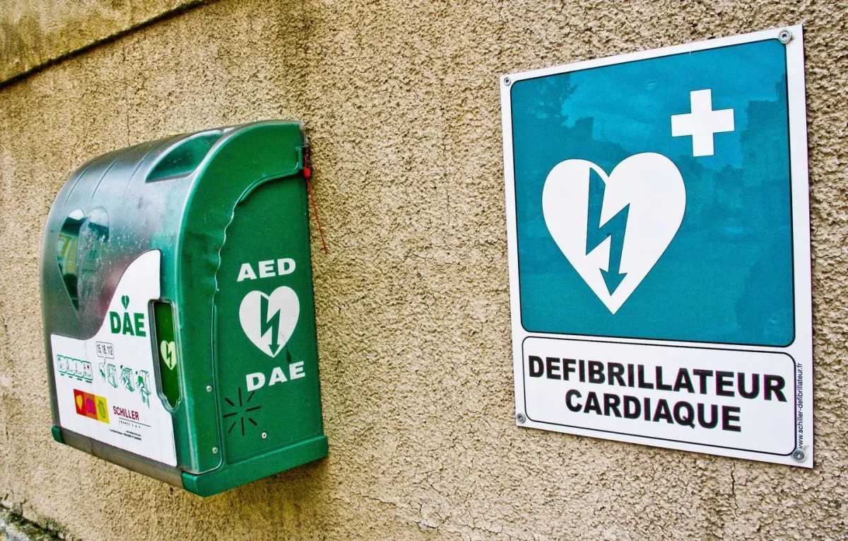 defibrillateur-sur-le-mur